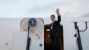 美國國務卿布林肯在以色列特拉維夫附近的本古里安機場登機離開之際揮手告別。 (2024年3月22日)