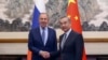 Ngoại trưởng Nga Sergei Lavrov bắt tay người đồng cấp Trung Quốc Vương Nghị khi gặp mặt tại Nhà khách Quốc gia Điếu Ngư Đài ở Bắc Kinh hôm 16/10/2023. 