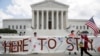 Una manifestación de beneficiarios del DACA tiene lugar frente a la Corte Suprema de Justicia de EE.UU. el 18 de junio de 2020.