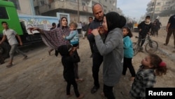رفح میں ایک گھر پر حملے کے بعد خواتین اور بچے فائل فوٹو 