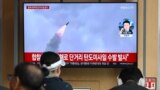 ภาพโทรทัศน์ระหว่างรายการข่าวที่กรุงโซล วันที่ 22 เม.ย. 2024 ที่เเสดงให้เห็นถึงการทดสอบขีปนาวุธของเกาหลีเหนือ