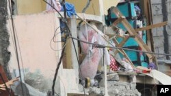 Esta fotografía muestra una vivienda destrozada por una explosión en el barrio Cristo del Consuelo, el domingo 14 de agosto de 2022, en Guayaquil, Ecuador. 