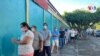 Varias personas hacen fila para votar en las elecciones generales de Nicaragua, el domingo 7 de noviembre del 2021, en Managua. Voz de América.