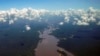 Vista aérea que muestra el río Esequibo discurriendo en una sección de la selva amazónica en la región Potaro-Siparuni de Guyana, tomada el 24 de septiembre de 2022.