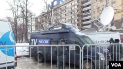 Автомобили российского телевидения в центре Москвы. Архивное фото. 