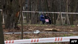 2024년 3월 24일 러시아의 미사일이 떨어진 크이우의 한 공원에서 주민들이 앉아 있다. 