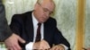 Президент СССР Михаил Горбачев подписывает указ о своей отставке . Москва. 25 декабря 1991 г.