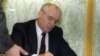 Михаил Горбачев подписывает заявление об отставке с поста президента CCCР. 25 декабря 1991 года.