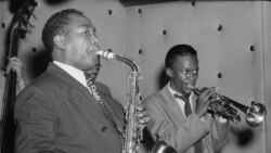 Чарли Паркер (слева) и Майлз Дэвис (справа) в баре Three Deuces в Нью-Йорке, 1947