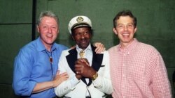 Слева направо - экс-президент США Билл Клинтон, Чак Берри и бывший британский премьер Тони Блэр