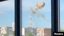 El humo se eleva poco después del derrumbe de una torre de televisión, un incidente que de acuerdo con funcionarios locales, se debió a un ataque con misiles rusos en Kharkiv, Ucrania, el 22 de abril de 2024. [Captura de pantalla tomada de un video].