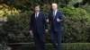 Tổng thống Mỹ Joe Biden (phải) đi cùng Chủ tịch Trung Quốc Tập Cận Bình sau buổi họp của các nhà lãnh đạo Tổ chức Hợp tác Kinh tế Châu Á-Thái Bình Dương (APEC) tại Woodside, California, ngày 15/11/2023.