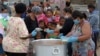 جنوبی افریقہ کے قصبے کیپ ٹاؤن میں بچے کرونا وائرس کے لاک ڈاؤن کے دوران خوراک حاصل کرنے کے لیے قطار میں کھڑے ہیں۔ 21 اپریل 2020