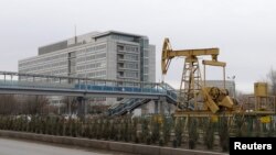 Фото: Нафтова установка перед офісом Tengizchevroil LLP, Казахстан, 2016 рік REUTERS/Марія Гордієва