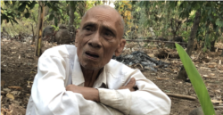 FILE - Former Khmer Rouge member Ao An during an interview at his home in Cambodia's northwestern Battambang procince, mid-December 2019. (Hul Reaksmey/VOA Khmer)