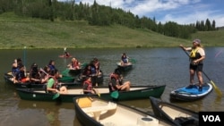 Cambodian adoptees prepared for Dragon Boat Race in the annual Cambodian Heritage Camp at Snow Mountain Range, Colorado in July 2017. (Poch Reasey/VOA Khmer)