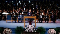 Билл Клинтон произносит речь во время мемориальной службы в память об Арете Франклин