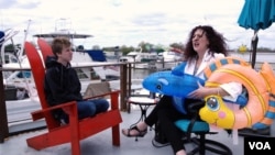 Anna talks to Phoenix about life on a houseboat. Is it the right place for her?