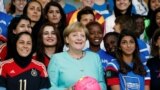 فوتبالیست های زن در این دیدار یک توپ صورتی به مرکل هدیه دادند. 