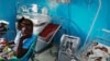 Une femme tient son nouveau-né dans une crèche d'un hôpital universitaire de Juba, le 3 avril 2013, au Soudan du Sud.