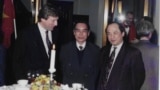 Doanh nhân Trịnh Vĩnh Bình (thứ 1, bên phải) và "chú Sáu Khải" - tức cựu Thủ tướng Phan Văn Khải (giữa).