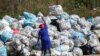 Une femme trie les matériaux recyclables dans un dépôt de recyclage du parc Linbro, Johannesburg, Afrique du Sud, le 18 mars 2021. (REUTERS/Siphiwe Sibeko)