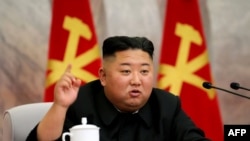 北韓官方的朝中社2020年5月24日發布的照片​​顯示，北韓領導人金正恩在未透露的地點出席勞動黨中央軍委會議。