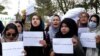 Des femmes brandissent des pancartes lors d'une manifestation à Kaboul, en Afghanistan, le 26 octobre 2021, appelant la communauté internationale à s'exprimer en faveur des Afghans vivant sous le régime des talibans. (Photo AFP/ James Edgar)