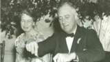 El presidente Franklin D. Roosevelt y la primera dama Eleanor Roosevelt durante una cena de Acción de Gracias en Warm Springs, Georgia, el 29 de noviembre de 1935. (Foto de la Biblioteca presidencial Franklin D. Roosevelt y Asociación Histórica de la Casa