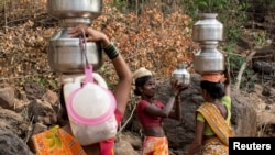 بھارت کےایک گاؤں میں 2015 کی ایک تصویر جس میں خواتین پانی بھرکر گھر لے جانے کی تیاری کر رہی ہیں ، فائل فوٹو