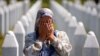 Srebrenitsa yaqinida genotsid qurbonlari qabristonida yig'layotgan ayol. Bosniya va Gersegovina, 11-iyul, 2020. 