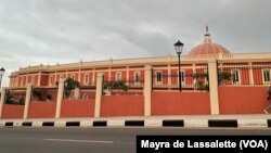 Vista lateral da Assembleia Nacional de Angola, Luanda