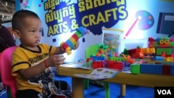 A boy plays lego at an arts and crafts station at the event celebrating the 30th anniversary of World Convention on the Rights of the Child, in Phnom Penh, Cambodia, on Nov. 20, 2019. (Kann Vicheika/VOA Khmer) 