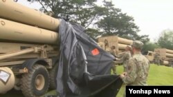 한국 경상북도 성주군에서 미군 장병들이 고고도 미사일 방어체계(THAAD·사드) 발사대를 설치하고 있다. (자료사진)