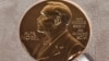 Нобелевский лауреат продал медаль за $103,5 млн в пользу украинских детей