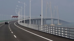 资料照片: 2018年3月28日港珠澳大桥上行驶的车辆