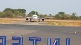 Avião na pista do Aeroporto Internacional Osvaldo Vieira, Guiné-Bissau