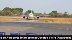 Avião na pista do Aeroporto Internacional Osvaldo Vieira, Guiné-Bissau