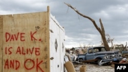 Разрушенный торнадо город Джоплин. Надпись гласит: "Дэйв К. жив и в порядке".