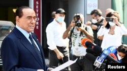 ARHIVA - Bivši premijer Italije Silvio Berluskoni razgovara sa novinanrima po izlasku iz bolnice San Rafaele u Milanu, gde je lečen od blage upale pluća posle infekcije koronavirusom, 14. septembra 2020. 