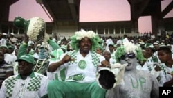 Magoya bayan kungiyar kwallon kafa ta Najeriya "Super Eagles" a filin wasa na kasa dake Abuja, inda aka lallasa 'yan Ethiopia da ci 4 da babu, lahadi 27 Maris, 2011