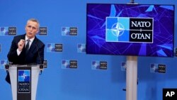 Йенс Столтенберг выступает на пресс-конференции после внеочередной встречи министров иностранных дел НАТО в Брюсселе, 7 января 2022 г. 