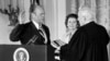 美国最高法院首席大法官伯格主持福特的总统就职宣誓，中为福特夫人贝蒂