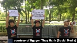 Nhà hoạt động Nguyễn Thúy Hạnh (giữa) cùng bạn bè phản đối các hành động của Trung Quốc ở Biển Đông, 6/8/2019.