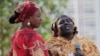 Rebeccca Samuel (tsakiya), mahaifiyar Sarah, daya daga cikin daliban na Chibok da aka sace, tana zaune tare da wasu iyayen a lokacin wani taron da suka yi domin tattauna kokarin kwato 'yan matan na Chibok da aka sace.