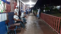 Trabajadores electorales colocan una bandera nicaragüense en la puerta de un aula, en una escuela utilizada como centro de votación durante las elecciones presidenciales del país en Managua, Nicaragua, el 7 de noviembre de 2021. REUTERS 