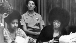 Суд над правозащитницей Анджелой Дэвис (справа). В 1970 Франклин выступала в ее поддержку, требуя ее немедленного освобождения