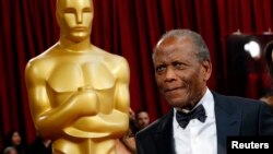FILE - Sidney Poitier arrives at the 86th Academy Awards in Hollywood, California March 2, 2014. (REUTERS/Adrees Latif)
