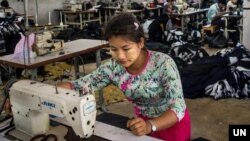 تھائی لینڈ میں گارمنٹس کی ایک فیکٹری میں ایک خاتون کام کر رہی ہے۔ فائل فوٹو