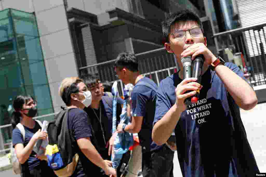 2019年6月21日香港民主活動人士黃之鋒在警察總部外抗議時發表講話，要求香港領導人下台，並撤回引渡法案。